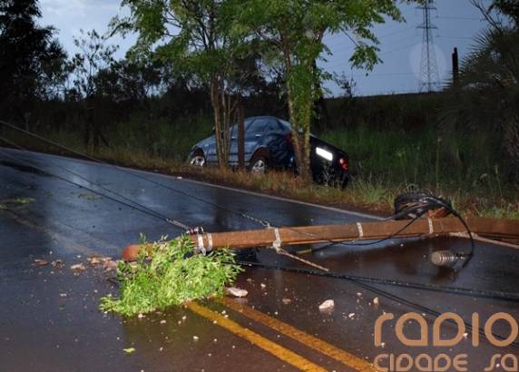 Motorista perde controle de veículo, derruba poste e acaba fora da pista no interior de Santo Ângelo - foto 3