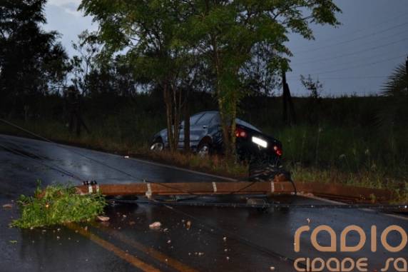 Motorista perde controle de veículo, derruba poste e acaba fora da pista no interior de Santo Ângelo - foto 2