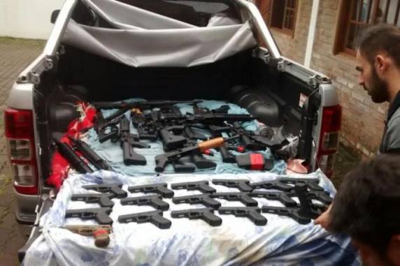 Veículo onde estavam escondidas armas também transportava cerca de 

dois quilos de crack