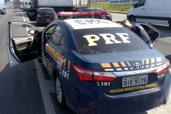 PRF prende dois assaltantes, apreende
arma e recupera carro roubado na BR 101 em Itajaí - foto 3