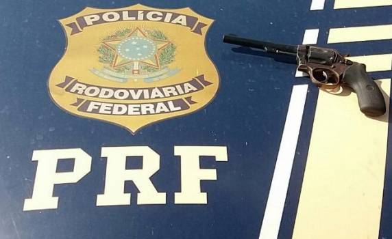 PRF prende dois assaltantes, apreende
arma e recupera carro roubado na BR 101 em Itajaí - foto 2