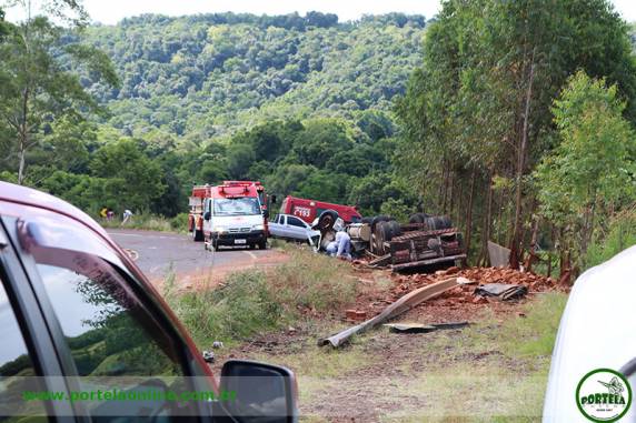 Carreta carregada de tijolos tomba e mata uma pessoa na
RSC-472 em Tenente Portela - foto 2