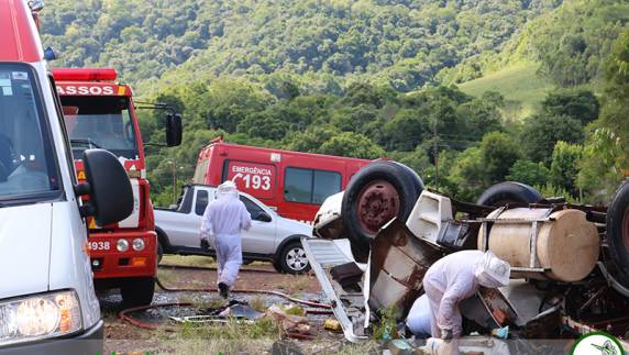 Carreta carregada de tijolos tomba e mata uma pessoa na
RSC-472 em Tenente Portela - foto 3