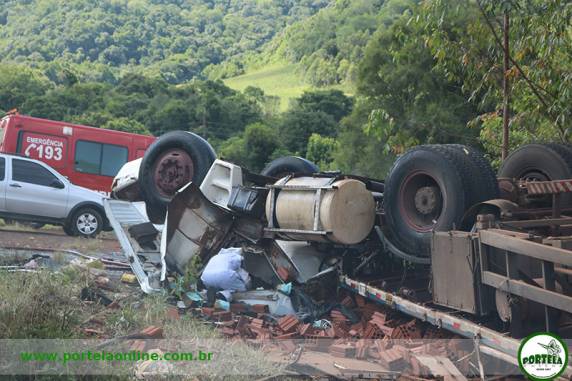 Carreta carregada de tijolos tomba e mata uma pessoa na
RSC-472 em Tenente Portela - foto 4
