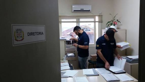 Além deles, cinco assessores da Câmara de Vereadores e um da Secretaria de Saúde foram afastados. Assessor jurídico do Legislativo disse que vai analisar 

situação. Prefeito disse que "não protegerá ninguém"