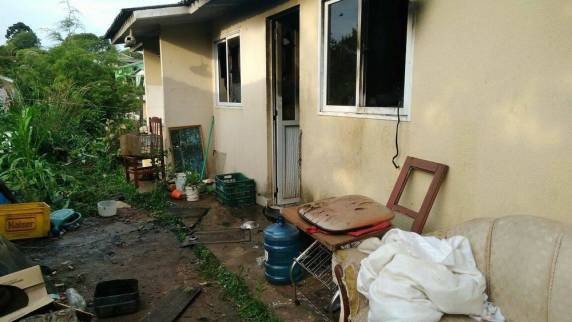 Fogo começou de madrugada, nos fundos da residência, no bairro Fey. Segundo o Corpo de Bombeiros, três pessoas estavam 

dormindo quando as chamas iniciaram