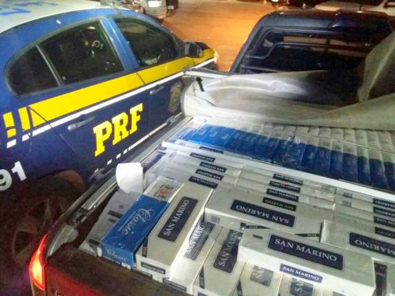 PRF apreende 20 mil maços de cigarros contrabandeados e recupera picape roubada na BR 163 em São José do Cedro - foto 2