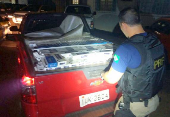PRF apreende 20 mil maços de cigarros contrabandeados e recupera picape roubada na BR 163 em São José do Cedro - foto 3