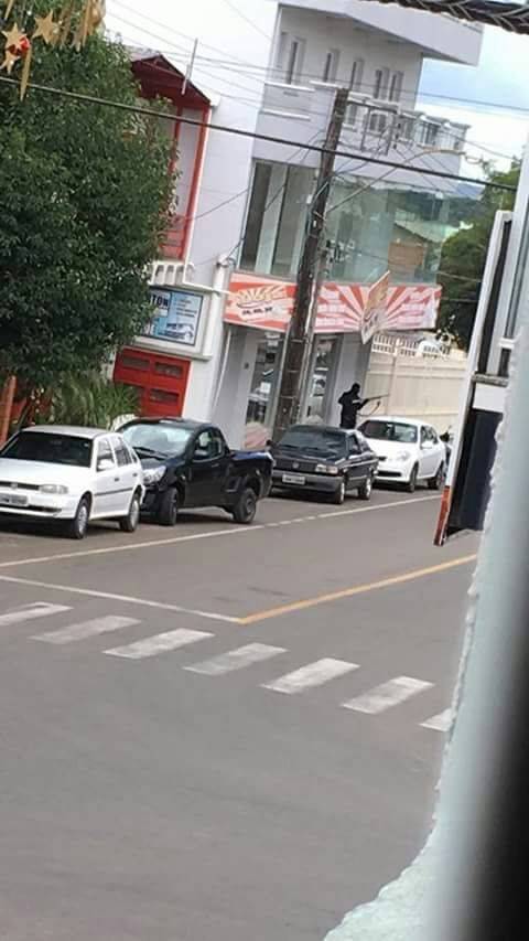 Refém é morto durante ataque a bancos em Arvorezinha - foto 7