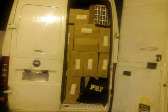 Ação conjunta PRF e PM apreende 70 mil maços de cigarros na BR 101 em
Joinville - foto 2