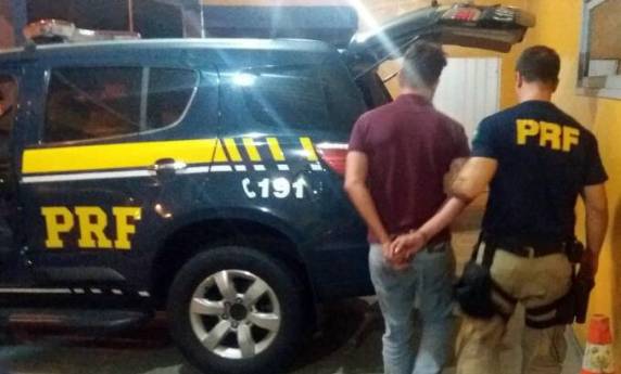 Ação conjunta PRF e PM apreende 70 mil maços de cigarros na BR 101 em
Joinville - foto 3