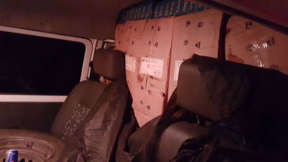 Ação conjunta da PRF com a PM apreende
cerca de 50 mil maços de cigarros paraguaios na BR 282 em Vargem Bonita - foto 2