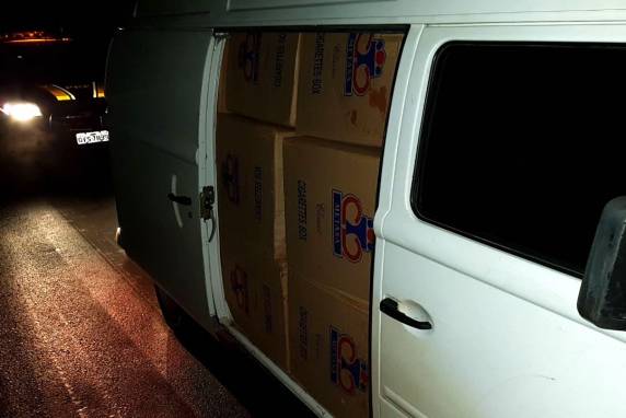 Ação conjunta da PRF com a PM apreende
cerca de 50 mil maços de cigarros paraguaios na BR 282 em Vargem Bonita - foto 3