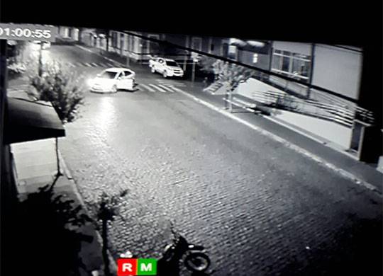 Criminosos fazem cordão humano com reféns e explodem banco em Encruzilhada do Sul - foto 3