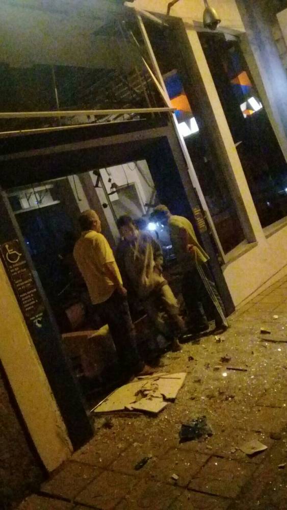 Criminosos fazem cordão humano com reféns e explodem banco em Encruzilhada do Sul - foto 5