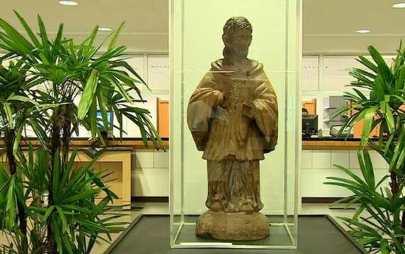 Exames de tomografia e pesquisas devem comprovar a origem da estátua, que especialistas acreditam ter 

mais de 300 anos