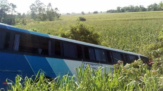 Acidente com ônibus e carro deixa 24 feridos em Candelária - foto 2