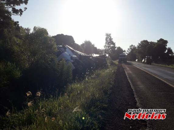 Carreta sai da pista na BR 472 em Três de Maio - foto 2