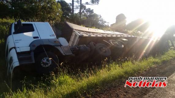 Carreta sai da pista na BR 472 em Três de Maio - foto 3