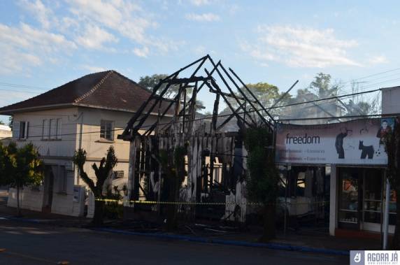 Antiga casa de madeira no centro de Panambi é destruída por incêndio
nesta madrugada - foto 2