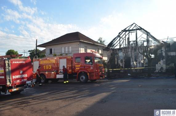 No local havia uma hamburgueria inaugurada há pouco tempo, o incêndio iniciou as 

05h15