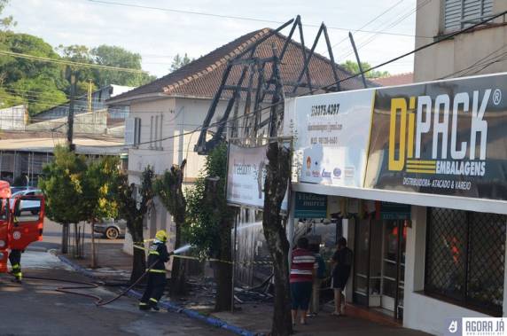 Antiga casa de madeira no centro de Panambi é destruída por incêndio
nesta madrugada - foto 3