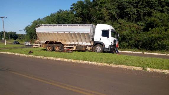 Mulher fica ferida em acidente entre moto e caminhão no trevo de Horizontina - foto 4