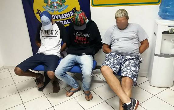 PRF recupera
picape roubada e prende três receptadores na BR 101 em Itapema - foto 2