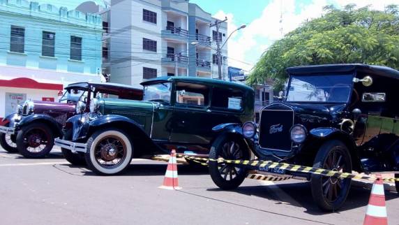 Grupo Antigos de Três de Maio participou do 6º
Encontro de Carros Antigos em Tuparendi - foto 2