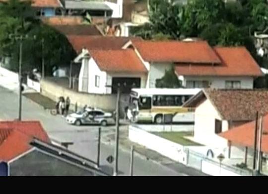 Homem foi detido em flagrante na tarde de terça-feira (12). Secretário de Educação disse que sabia de "indícios" do problema