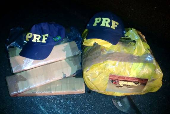Ação conjunta PRF e
Polícia Civil prende casal com 25 quilos de maconha na BR 101 em Sangão - foto 2