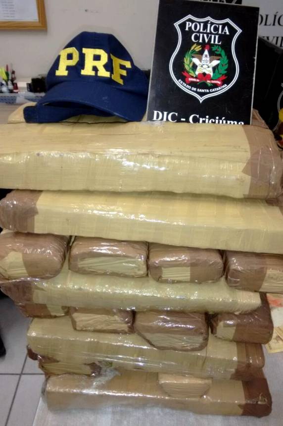 Ação conjunta PRF e
Polícia Civil prende casal com 25 quilos de maconha na BR 101 em Sangão - foto 3