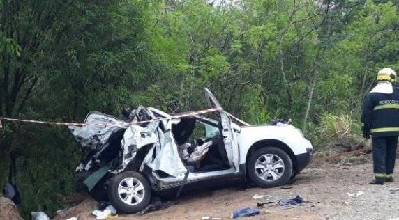 Colisão envolveu caminhões e uma Duster na RS-122 em São Vendelino