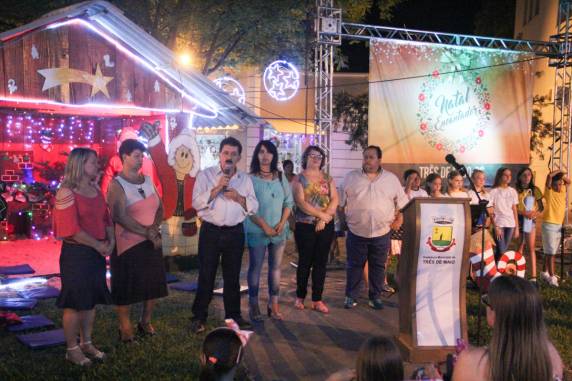 Evento de abertura contou com a participação das famílias de Três de Maio que receberam o Papai Noel em uma noite especial