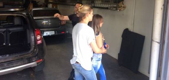 Vídeo mostra momento em que
criminosos atiram contra Fórum para matar juíza em Marau - foto 3