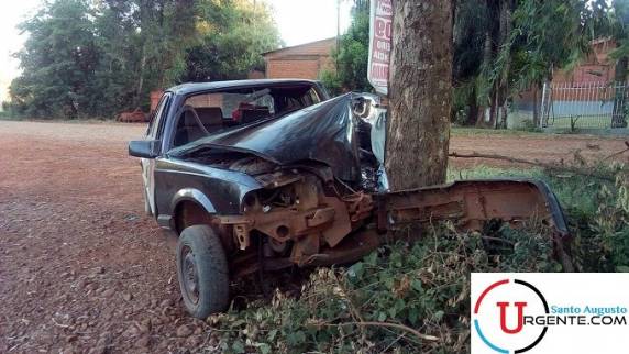 Motorista perde o controle e 

colide em árvore em Inhacorá - foto 3