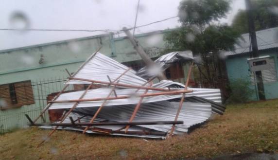Vento forte e chuva
causam estragos no Rio Grande do Sul - foto 2