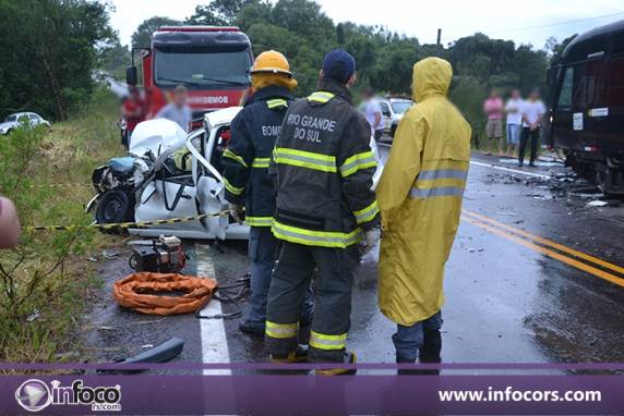 Colisão entre carro e micro-ônibus deixa vítima fatal e feridos na ERS 324, em Planalto - foto 5