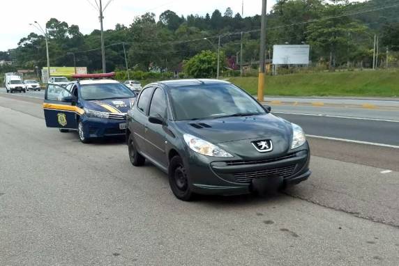 Três homens são presos com 11 celulares recém-furtados após
abastecer sem pagar na BR 101 em Biguaçu - foto 2