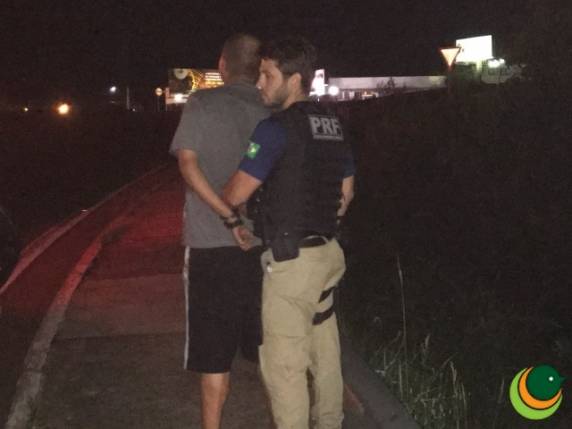 BM e PRF em ação: joias,
armas e quatro veículos roubados são recuperados após prisão de bandido em Passo Fundo - foto 3