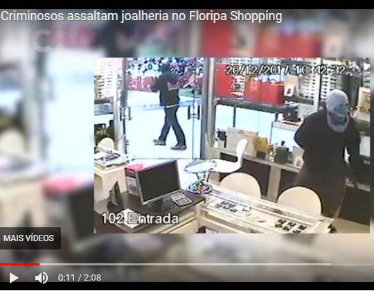 Imagens mostram quatro homens encapuzados e armados com fuzil, espingarda e pistolas levando joias, 

relógios e óculos da loja