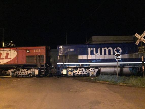 Veículo se envolve em acidente com
trem em Cruz Alta - foto 4