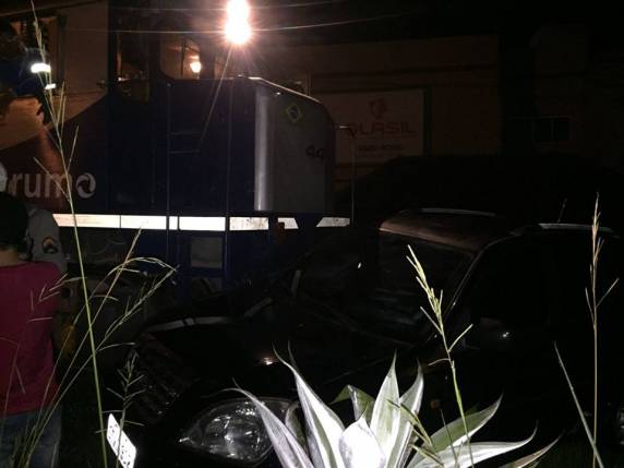 Veículo se envolve em acidente com
trem em Cruz Alta - foto 3