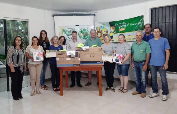 Duas professoras vencedoras do concurso, de 

escolas de Três de Maio,  receberam a premiação na quarta-feira, dia 20
