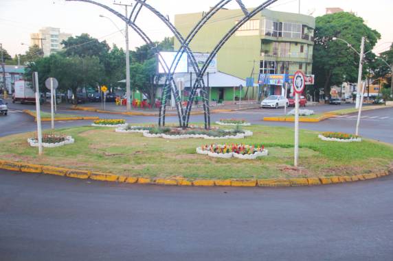 Prefeitura viabilizou todo o plantio de flores nos canteiros e 

rótulas no centro da cidade