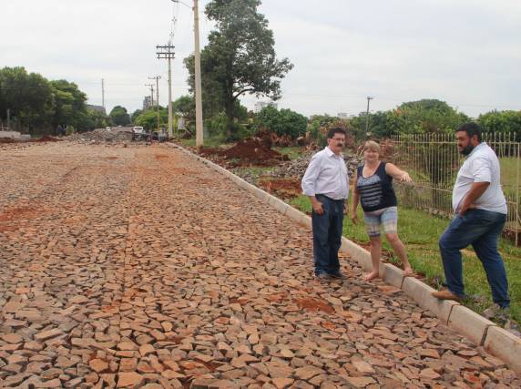 Prefeito vistoria obras na Avenida Medianeira - foto 2