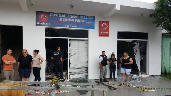 Criminosos utilizaram fuzis na ação, 

mas ninguém ficou ferido