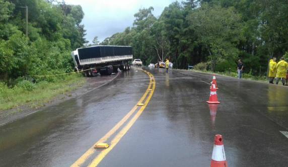 Vítimas são o condutor e uma passageira da caminhonete. Colisão 

aconteceu por volta do meio-dia deste sábado (23), na altura do km 198 da rodovia