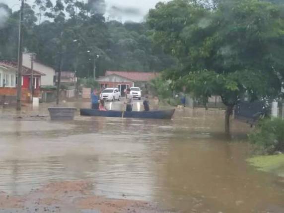 Vendaval e chuva causam estragos em cidades de SC - foto 5