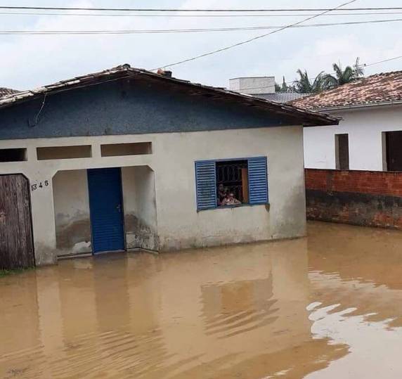 Vendaval e chuva causam estragos em cidades de SC - foto 3